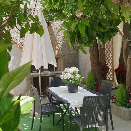 Casa Vacanze Con Giardino E Area Barbecue Martis Bagian luar foto